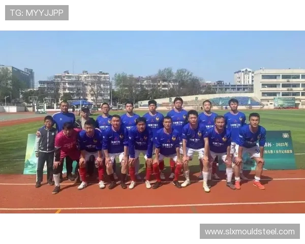 足球明星与粉丝亲密合影瞬间展现温暖互动与真挚情感 足球明星与粉丝亲密合影瞬间展现温暖互动与真挚情感